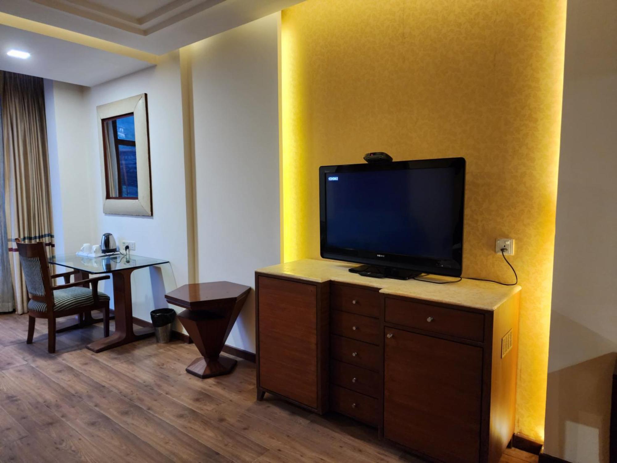 Hotel Royal Ark - Касаули Екстериор снимка