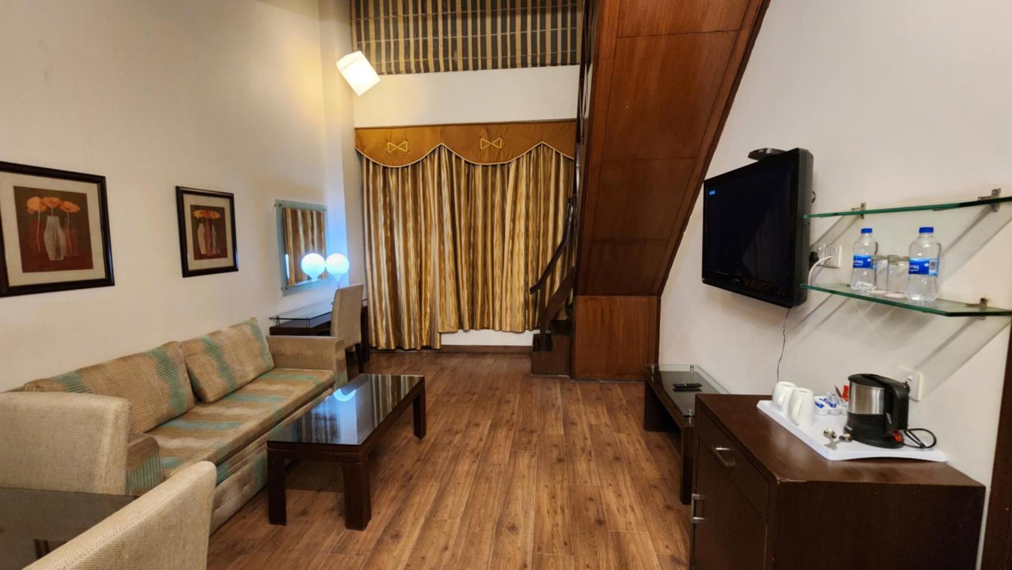 Hotel Royal Ark - Касаули Екстериор снимка