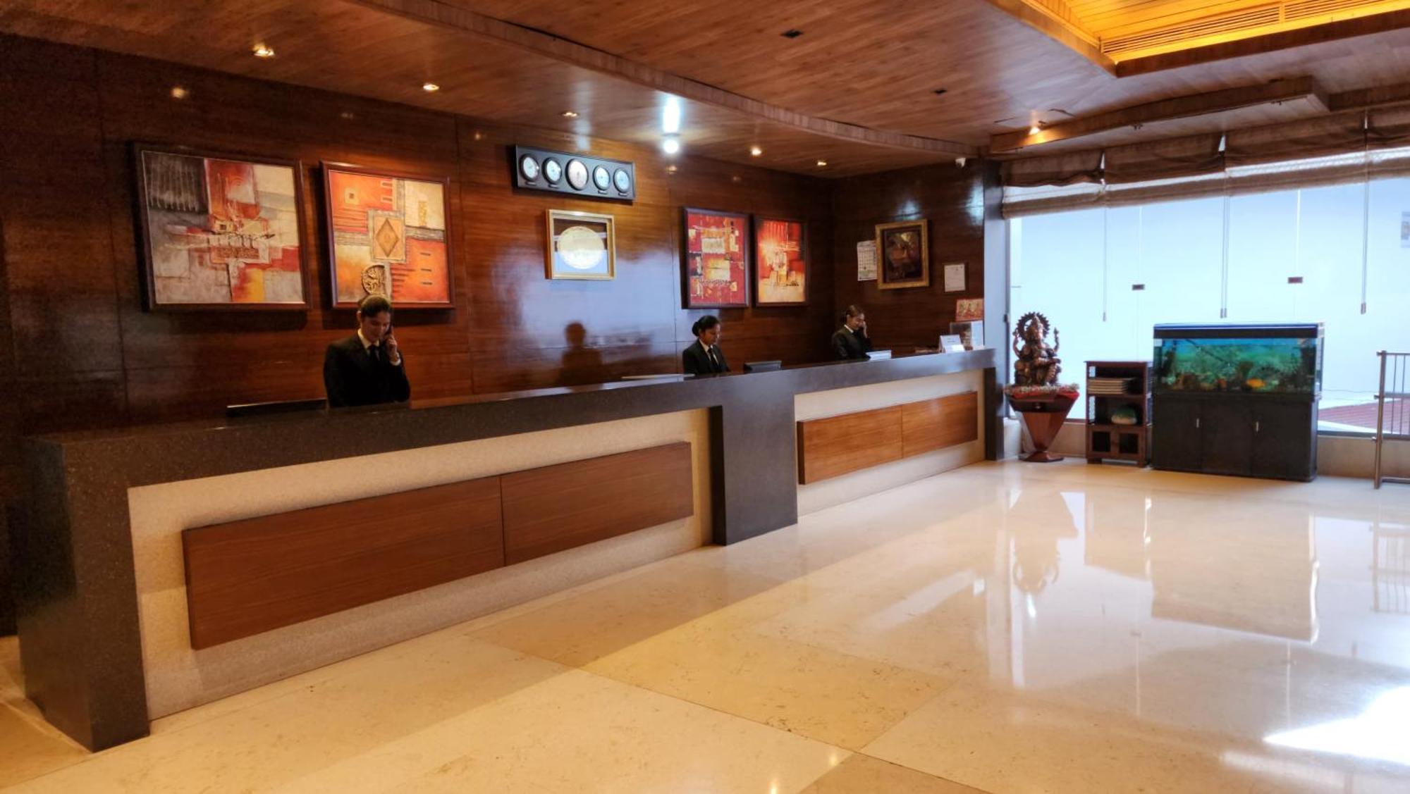 Hotel Royal Ark - Касаули Екстериор снимка