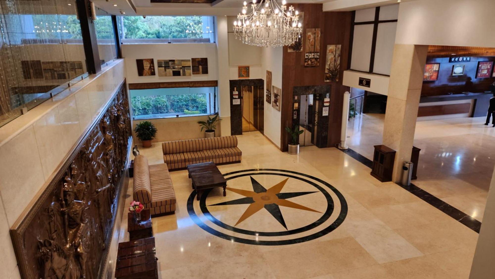 Hotel Royal Ark - Касаули Екстериор снимка