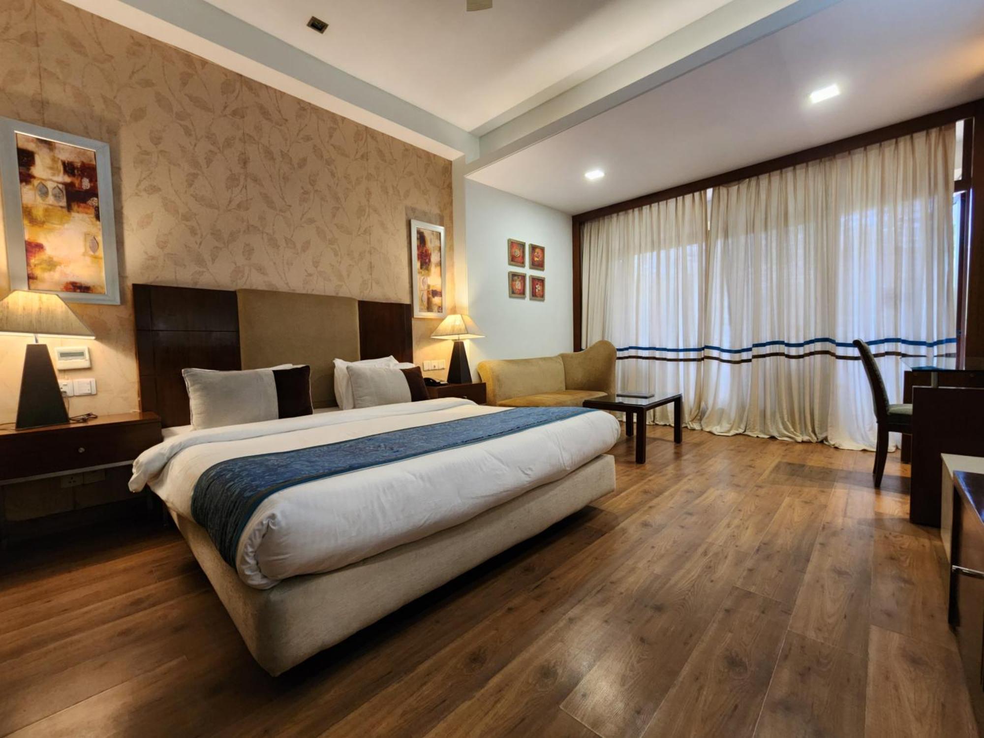 Hotel Royal Ark - Касаули Екстериор снимка