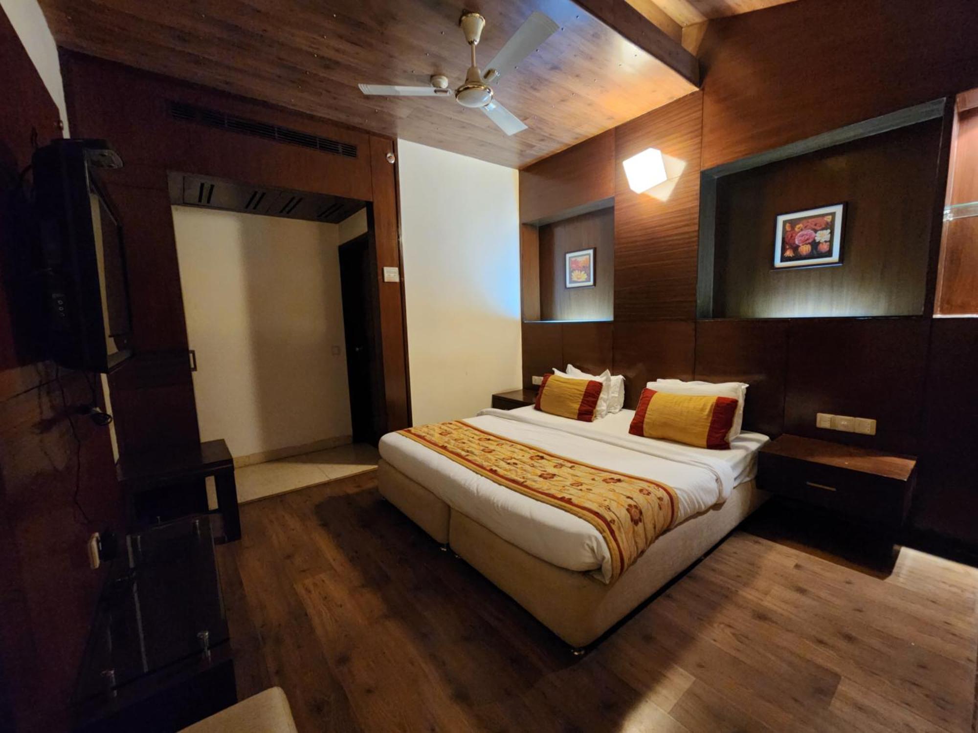 Hotel Royal Ark - Касаули Екстериор снимка